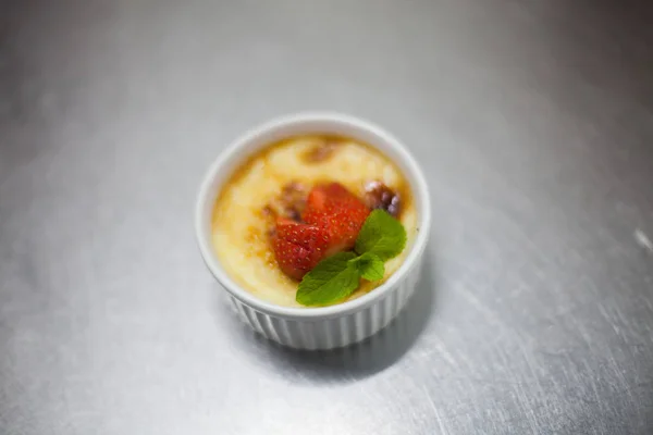 Vue de dessus sur la casserole à crème glacée avec crème brulée — Photo