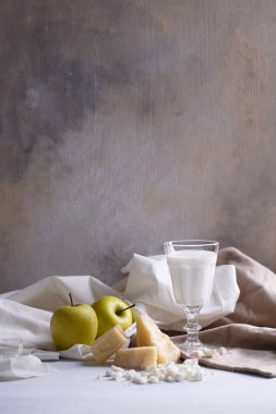 hafif bir arka planda süt ürünlerinin bileşimi. süzme peynir, peynir ve süt