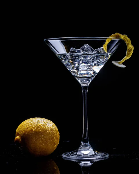 Limão e vidro com fundo preto martinion — Fotografia de Stock
