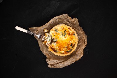 Kağıt ve kumaş üzerinde çatal ile ezilmiş Kish  