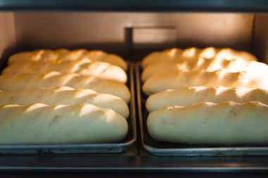 fırında ekmek. sürecinde pişirme. Kırmızı kabuk