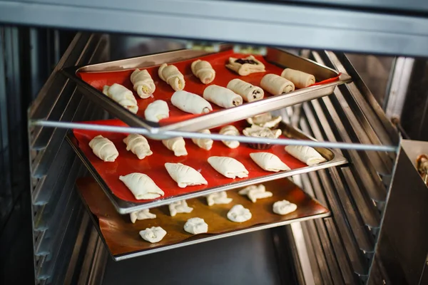 Dessert baking on baking trays in the oven — Stock Photo, Image