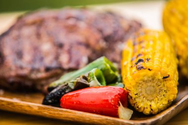 Gıda ızgarada pişirilir. Izgara ve barbekü kavramı. Kapat-u