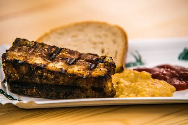 Gıda ızgarada pişirilir. Izgara ve barbekü kavramı. Kapat-u