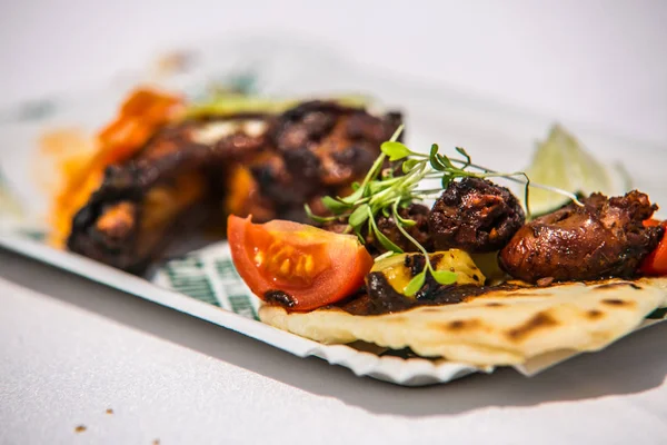 Gıda ızgarada pişirilir. Izgara ve barbekü kavramı. Kapat-u