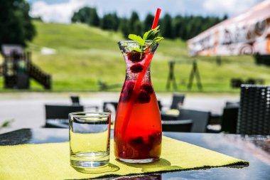 Bir serinletici yaz narenciye buz gibi soğuk içecek. Yakın çekim