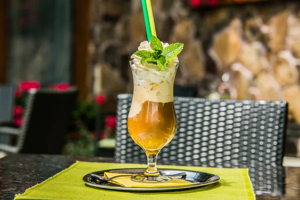 Yaz serinletici buzlu kahve krem şanti ile. Yakın çekim