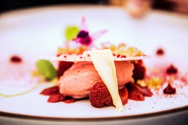 Modern Yemek stilisti yemek restoran tanıtımı için dekorasyon. Gıda şık closeup. Restoran hizmet