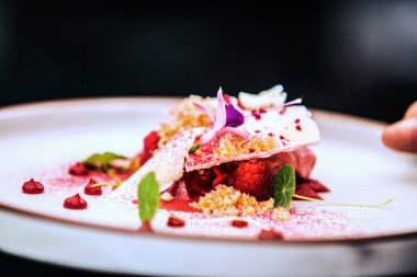 Modern Yemek stilisti yemek restoran tanıtımı için dekorasyon. Gıda şık closeup. Restoran hizmet