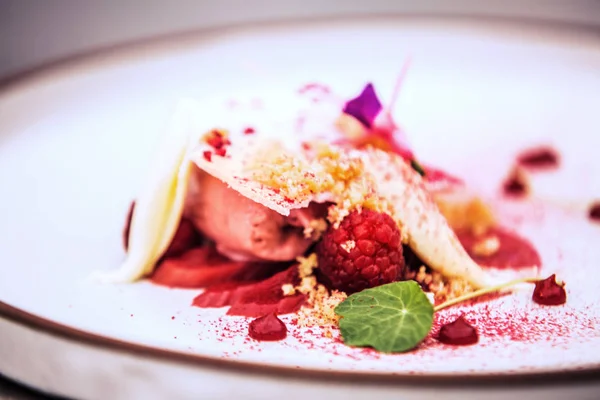 Modern Yemek stilisti yemek restoran tanıtımı için dekorasyon. Gıda şık closeup. Restoran hizmet