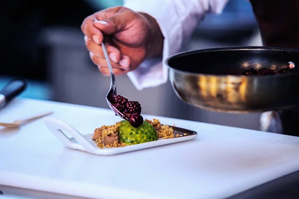 Şef mutfakta meyve tatlı hazırlar. Yakın çekim