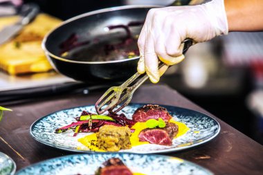 Şef hazırlanıyor gıda kavramı pişirme bir Restoran mutfağında eller yukarı kapatın