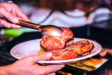 Şef hazırlanıyor gıda kavramı pişirme bir Restoran mutfağında eller yukarı kapatın