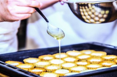 Elinde Şef hazırlanıyor şekerli tatlı bir restoran kavramı pişirme, mutfak kapatın