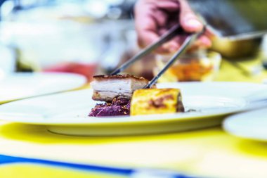 Şef hazırlanıyor gıda kavramı pişirme bir Restoran mutfağında eller yukarı kapatın