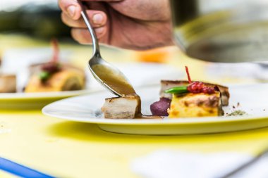 Şef hazırlanıyor gıda kavramı pişirme bir Restoran mutfağında eller yukarı kapatın