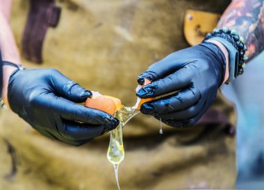 Şef hazırlanıyor gıda kavramı pişirme bir Restoran mutfağında eller yukarı kapatın