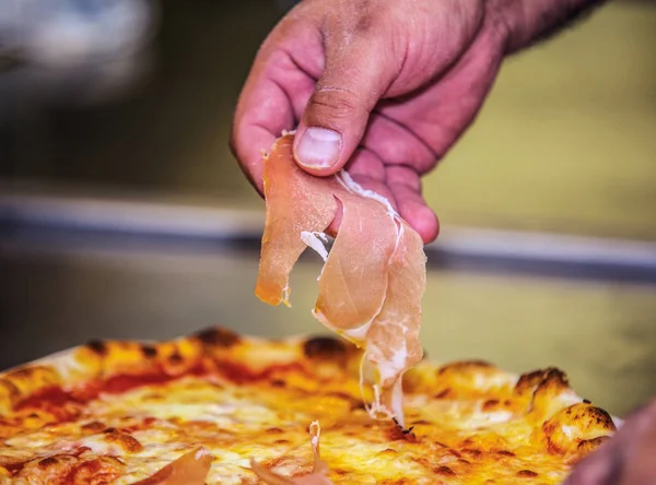 Primo Piano Mani Chef Preparare Pizza Nella Cucina Ristorante Concetto — Foto Stock