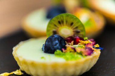 Ev yapımı kurabiye tartlets muhallebi krem ve meyve