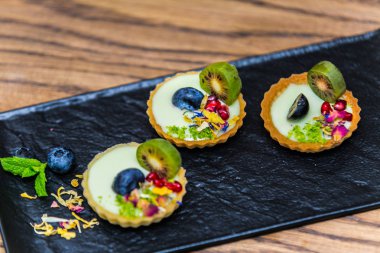 Ev yapımı kurabiye tartlets muhallebi krem ve meyve