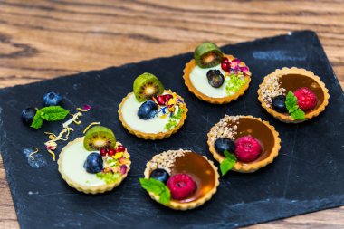 Ev yapımı kurabiye tartlets muhallebi krem ve meyve