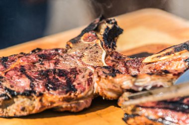 Taze, lezzetli ızgara et. Barbeküde ızgara biftek. Izgara bifteğin manzarasını kapat.