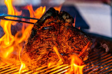 Mangalda ızgara biftekler. Izgara biftekler. Barbekü biftek ızgara