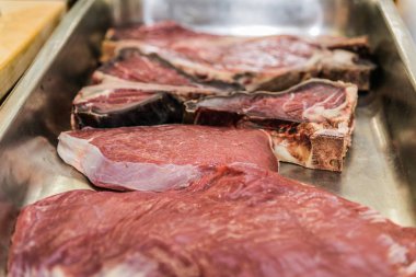 Izgara ve kızartma için çiğ biftek. Taze, lezzetli et.  