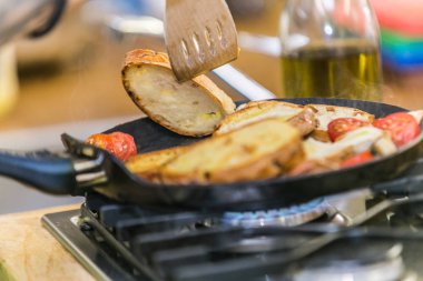 Şef mutfakta yemek hazırlar. 