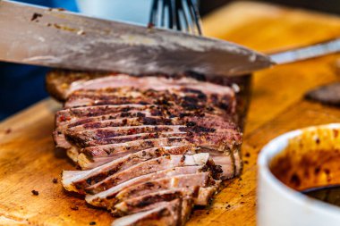 Şef lezzetli kavrulmuş et hazırlar. Taze kavrulmuş et closeup