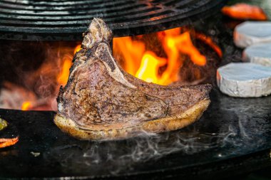 Mangalda ızgara biftekler. Izgara biftekler. Barbekü biftek ızgara