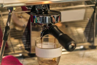 Çeşitli seçeneklerle kahve. Espresso makinesi fincan kahve yapma. Espresso makinesi ile bira kahve