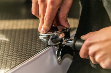 tamping yöntemi ile taze kahve yapma çekim