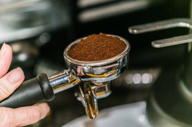 Profesyonel kahve makinesi ile espresso kahve yapma çekim görünümü 
