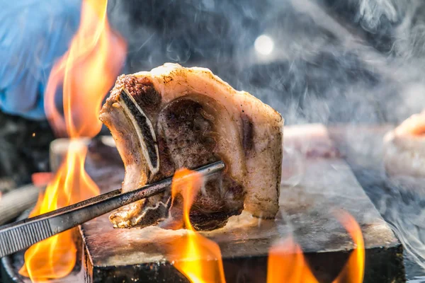 불타는 그릴에 스테이크를 굽는다 그릴에 쇠고기 스테이크 바베큐에 스테이크 — 스톡 사진