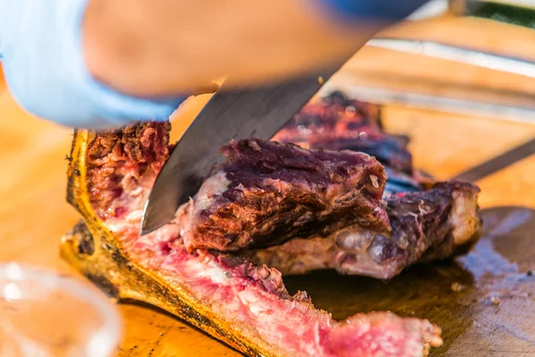 Kocken Tillagar Läckra Grillade Biffar Färskt Utsökt Kött — Stockfoto