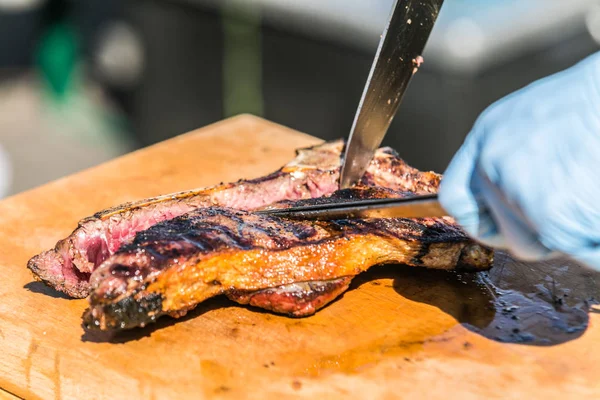Kocken Tillagar Läckra Grillade Biffar Färskt Utsökt Kött — Stockfoto