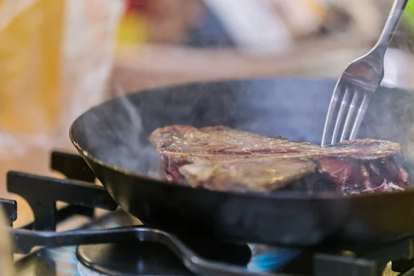 在烤盘上烤牛排 在厨房里烹饪牛肉牛排 美味的肉 — 图库照片