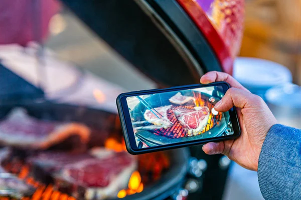 Taze kavrulmuş et resmi almak elinde yakın.