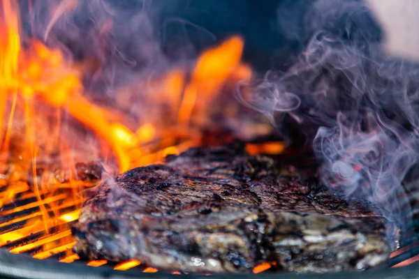 在燃烧的烤架上烤牛排 烤牛肉牛排 烧烤烤牛排 — 图库照片