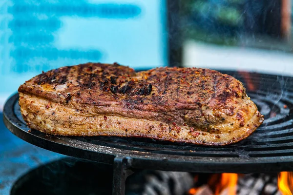 Närbild Ett Färskt Rostat Kött Flammande Grill — Stockfoto