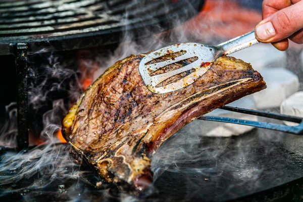 Grillning Biffar Flammande Grill Köttbiffar Grillen Grillning Biff Bbq — Stockfoto