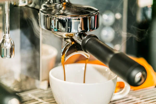 Çeşitli seçeneklerle kahve. Espresso makinesi fincan kahve yapma. Espresso makinesi ile bira kahve