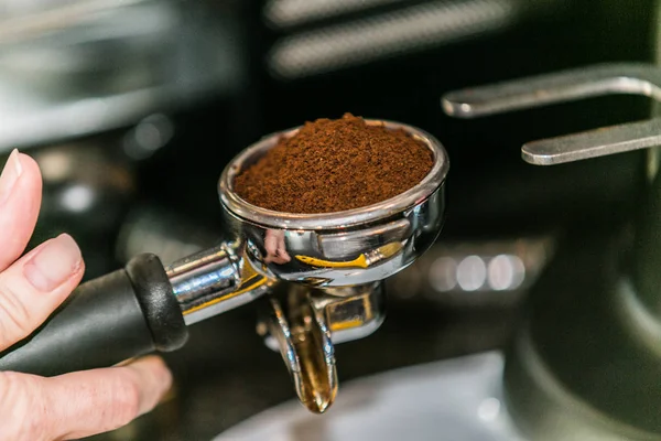 Profesyonel kahve makinesi ile espresso kahve yapma çekim görünümü 