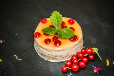 Farklı taze meyve ve süslemeli tatlı. Ev yapımı tatlı. Kapalı.