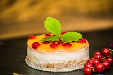 Farklı taze meyve ve süslemeli tatlı. Ev yapımı tatlı. Kapalı.