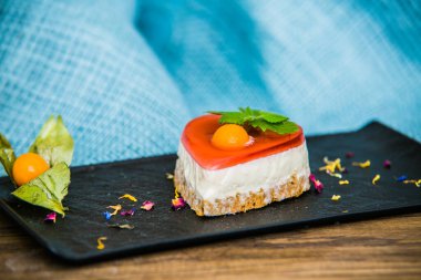 Farklı taze meyve ve süslemeli tatlı. Ev yapımı tatlı. Kapalı.