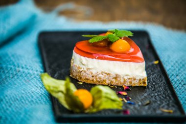 Farklı taze meyve ve süslemeli tatlı. Ev yapımı tatlı. Kapalı.