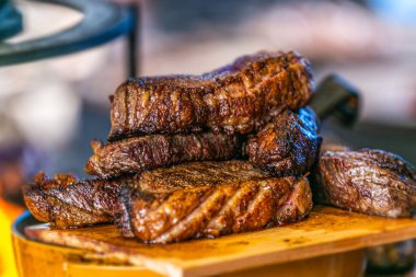 Taze, lezzetli ızgara et. Barbeküde ızgara biftek. Izgara buharının yakın görüntüsü