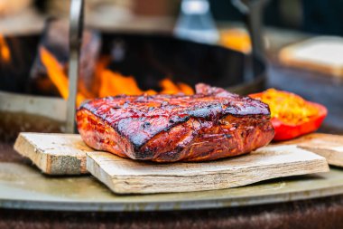 Taze, lezzetli ızgara et. Barbeküde ızgara biftek. Izgara buharının yakın görüntüsü